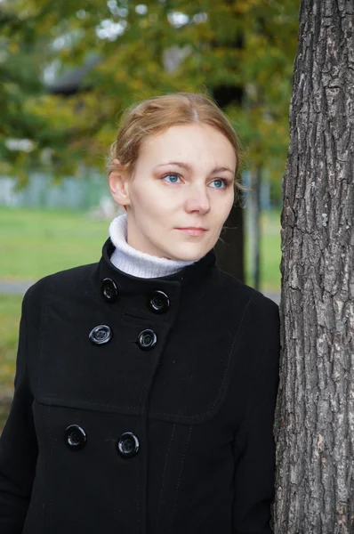 Femme dans le parc d'automne — Photo