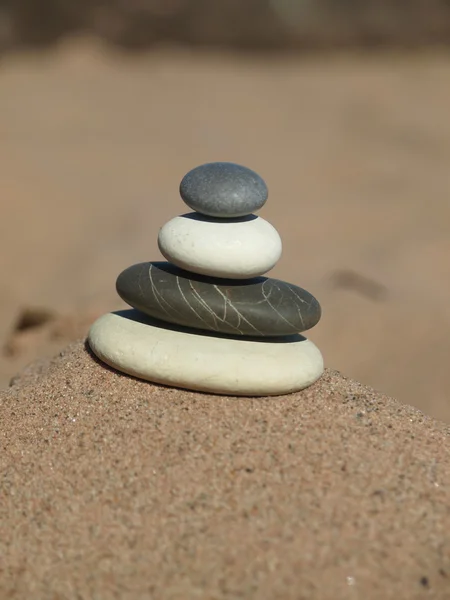 Kiezels in het zand — Stockfoto