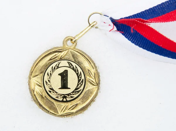 Medalha em uma neve — Fotografia de Stock