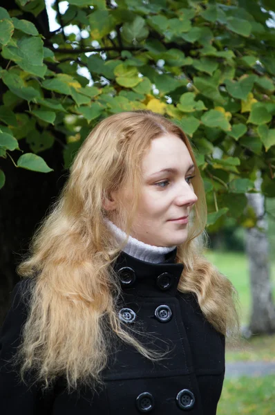 Femme dans le parc d'automne — Photo