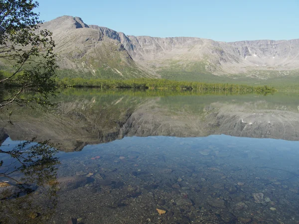 Jezero v horách — Stock fotografie