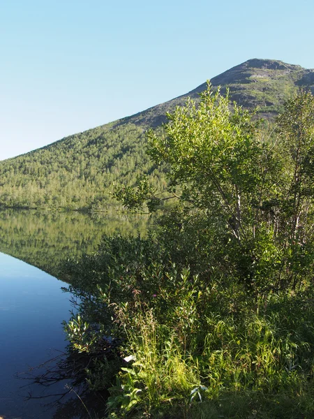 Lac dans les montagnes — Photo