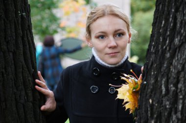 Sonbahar parkındaki kadın