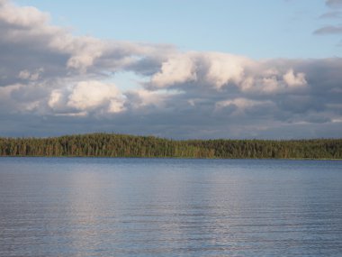 Gölün kıyısında