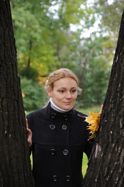 Femme dans le parc d'automne — Photo