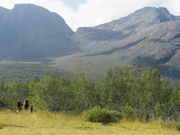 Touristen in den Bergen — Stockfoto