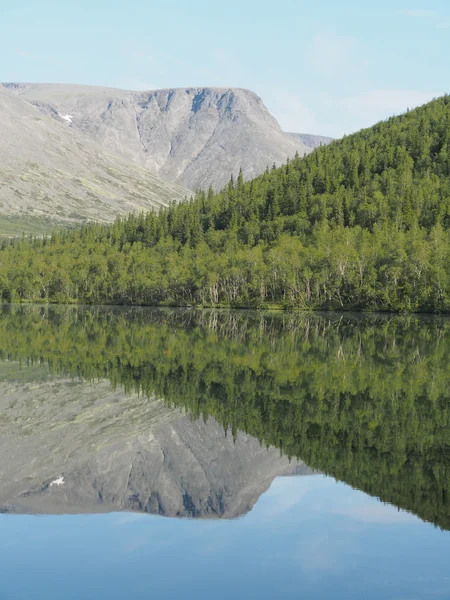 Lago nas montanhas — Fotografia de Stock