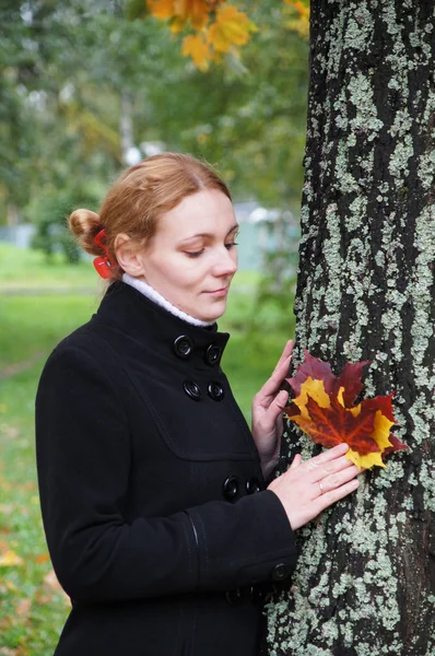 Mujer en el parque de otoño — Foto de Stock