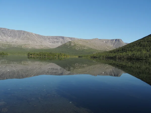 Lago nas montanhas — Fotografia de Stock