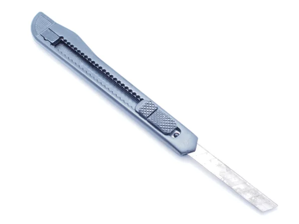 Papperskniv på vit bakgrund — Stockfoto
