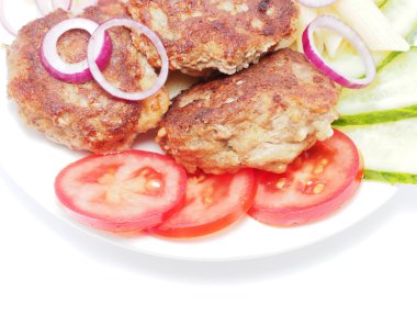 Sebze ve makarna üzerine beyaz bir arka plan ile Beşamel sos