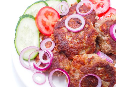 Sebze ve makarna üzerine beyaz bir arka plan ile Beşamel sos