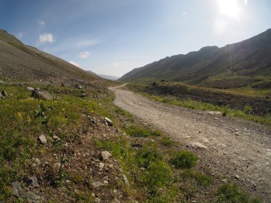 Dağlarda yol