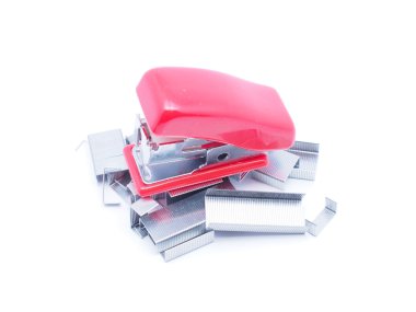 Zımba ile beyaz bir arka plan üzerinde zımba