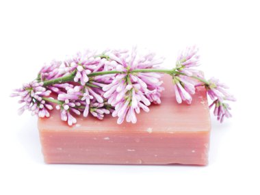 sabun ve beyaz arka plan üzerinde çiçekler