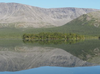 Dağlarda göl