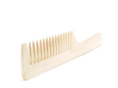 Beyaz arkaplanda ahşap tarak