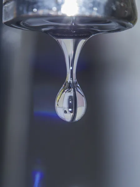 Wasser tropft aus dem Wasserhahn — Stockfoto