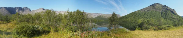 Lago nas montanhas — Fotografia de Stock