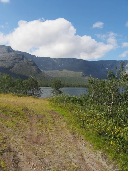 Lac dans les montagnes — Photo