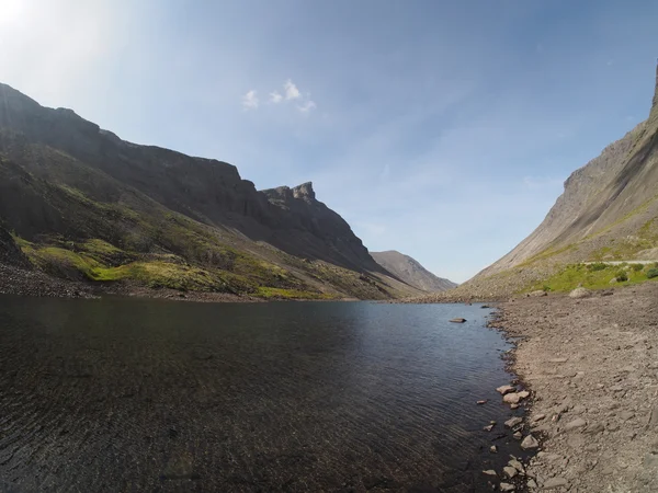 Lago nas montanhas — Fotografia de Stock