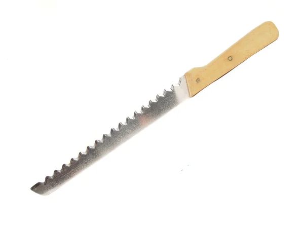 Nůž s vlnitou čepelí na bílém pozadí — Stock fotografie