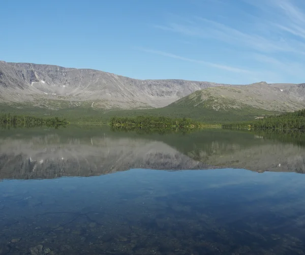 Jezero v horách — Stock fotografie