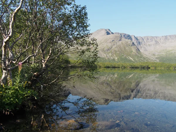 Lac dans les montagnes — Photo