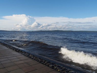 dalgalar deniz üzerinde