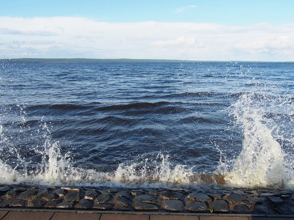 Wellen an der Küste — Stockfoto