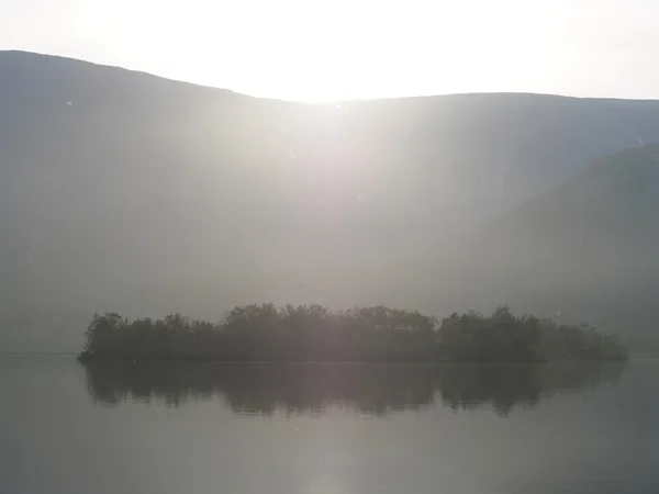 Jezero v horách — Stock fotografie