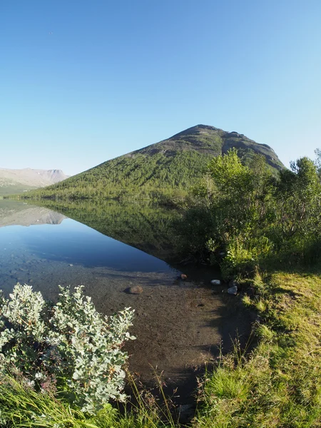 Jezero v horách — Stock fotografie