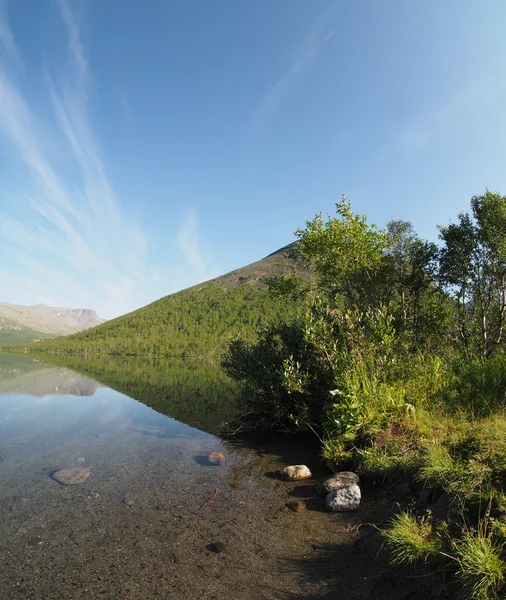 Jezero v horách — Stock fotografie