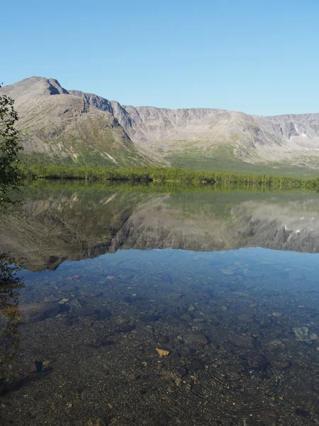 Lago en las montañas —  Fotos de Stock