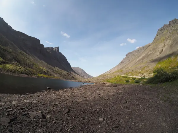 Lago nas montanhas — Fotografia de Stock