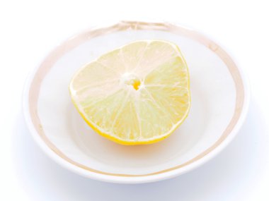 beyaz arkaplanda limon