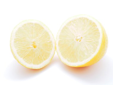 beyaz arkaplanda limon