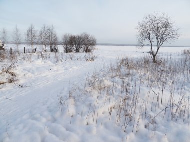 Kış aylarında gölün kıyısında