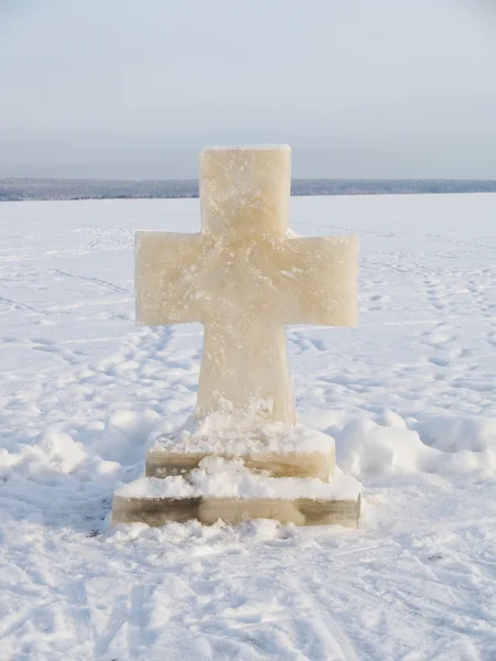 Cruce el hielo en el lago —  Fotos de Stock