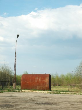 yolun yakınında büyük sarnıç