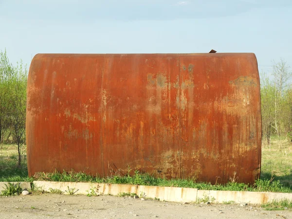 Большая цистерна рядом с дорогой — стоковое фото