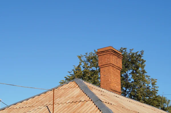 れんが造りの煙突の家 — ストック写真