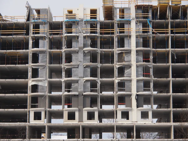 Edificio de varios pisos en construcción — Foto de Stock