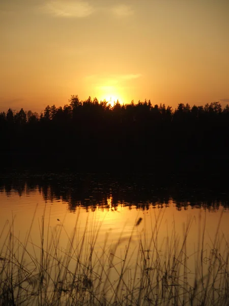 Západ slunce na jezeře v Karelii — Stock fotografie