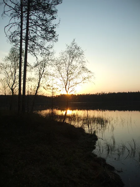 Coucher de soleil sur le lac en Carélie — Photo