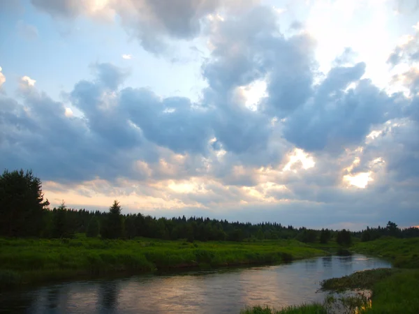 Tramonto sul fiume negli Urali — Foto Stock