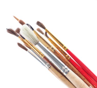Beyaz arkaplanda resim yapmak için fırçalar