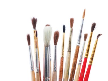 Beyaz arkaplanda resim yapmak için fırçalar