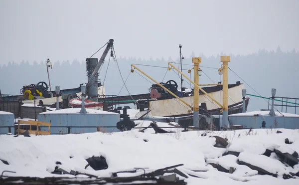 Viejos barcos en el lago en invierno — Foto de Stock