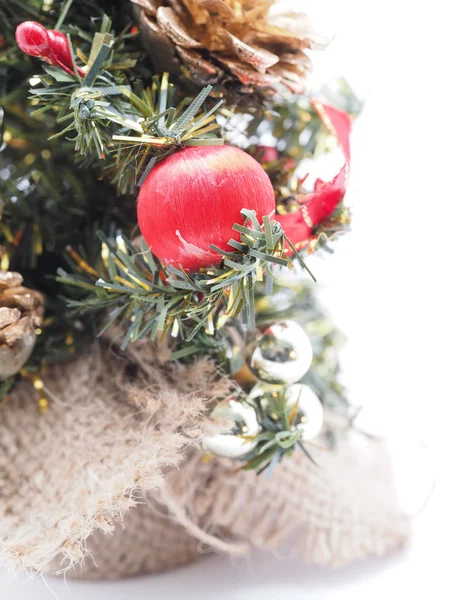 白い背景にクリスマスの飾り — ストック写真